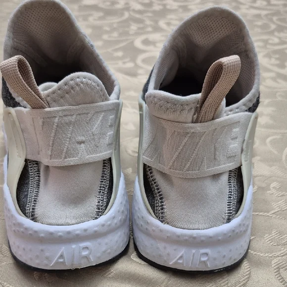 Air Huarche By Nike Women's Sneakers - Picture 4 of 9